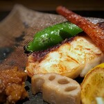 大どころ - ＊「あら」は3cｍ弱の厚みがありキップがいいこと、勿論美味しい。このボリュームを、一人一皿で提供されるのは素晴らしい。 焼き野菜は有名店でも人気の八百屋さんの品ですので、甘味が強く新鮮で美味。