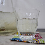 M85 - テーブル上のシナモン水