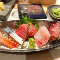 ちょこっと寿し 別邸 - ・刺し盛り（甘海老、ハーブしめさば、中トロ、はまち、焼きガツオ）