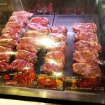 ブロンコビリー - 店内のプロック肉