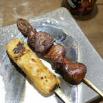 Yakitori Banchou - つくね（￥150）、鶏レバー（￥150）。つくねは軟骨入り、今回食べた串の中では最も私好み♪