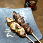 Yakitori Banchou - 鶏ねぎま（￥150）、砂肝（￥150）。どの串からも、炭火の香ばしさが十分に感じられる