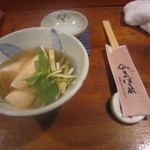 ぼろ蔵 - お通しは豆腐と帆立の澄まし汁