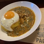 カームスペース - バターチキンカレー（￥700） ・めだまやき（+￥100）