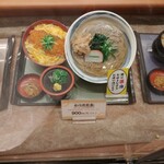 Kineya - ショーケースでのかつ丼定食