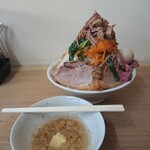 王者-23 - 王者の二郎(野菜→マシマシ、油→普通、ニンニク→有、カラメ→有)、豚マシ、盛りチャーシュー、ニラキムチ、味付きショウガアブラ、の裏側
      