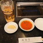 海南亭 - 生ビールとテーブルセット