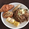 Plaza Premium Lounge - 料理写真:パンとか焼きそばとか♪