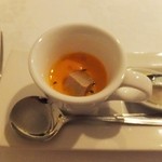 オステリア・エノテカ・ダ・サスィーノ - 県産ガチョウのフォアグラを使用した雪中人参の温スープ