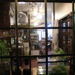 メルヘン - 窓越しでみた店内です