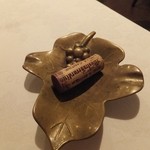 オステリア・エノテカ・ダ・サスィーノ - 葡萄の葉を模したコルク置き