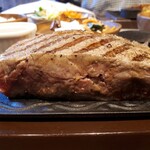 カタマリ肉ステーキ＆サラダバー にくスタ - こんな分厚いステーキ、久しぶり(笑)