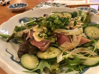 Okame - 野菜たっぷり鰹のたたき