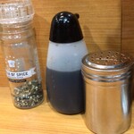 ラーメン二郎 - 【再訪】卓上のいろいろ