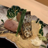 よし澤 - 鰆の藁焼き 藁の香りがいい。しっとりとした鰆。 塩、ワサビ、ニンニクでいただきます。