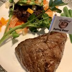 熟成和牛ステーキグリルド エイジング・ビーフ TOKYO - 熟成肉100%ハンバーグ（野菜とアボカドのマスダードソース）とウチモモ