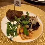 熟成和牛ステーキグリルド エイジング・ビーフ TOKYO - 熟成肉100%ハンバーグ（たっぷりキノコの和風ソース）とインサイド