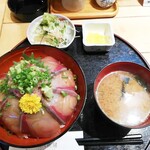 Fukusaya - ブリの漬丼  １０００円(税込)  小鉢は忘れたのかな、簡単なサラダと漬物、赤出汁風味もあるお味噌汁付。