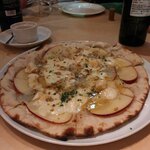 Burea Gaden - リンゴとチーズとハチミツのピッツァ