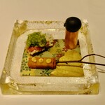 COOK JAPAN PROJECT - スカモルツァの黒いベニエ、ジャガイモのミルフィーユ、クミン、タピオカチップス、マグロのタルタル、サリコルニア、ヴィネガー。