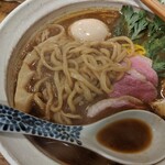 中華そば きなり - 平打ちの縮れ麺