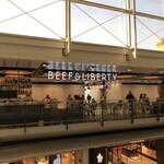 Beef and Liberty - 空港２階の反対側から見た店舗♪