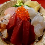 吉野寿司 - 料理写真:海鮮丼(1200円)。お吸い物と、小鉢も付きますたよ。