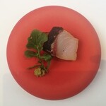 プレゼンテ スギ - 鰤と大根2018（ガストロバックして身は生の鰤皮はパリッと香ばしく焼いてアラとフランボワーズでガストロバックした大根グリーンオリーブとレモンを潰して）