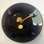 プレゼンテ スギ - 蒸し上げて焼いた青首の手羽先マスタードソース