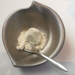 プレゼンテ スギ - イチジクの葉っぱ（イチジクの葉っぱを急速冷凍ホワイトチョコのパウダー）