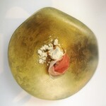 プレゼンテ スギ - 南瓜のガストロバック（ガストロバックしてからオーブンで水分を飛ばした南瓜ローズマリー風味のオリーブオイルパウダー12ヶ月熟成プロシュット・ディ・サン・ダニエーレ）