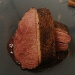 プレゼンテ スギ - 珈琲豆と24時間マリネしてから2時間かけて低温で火を入れ皮は薪で高温一気に焼き上げた青首胸肉千葉県の果物マルベリー・苺・金柑・蜜柑・のソース