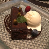 R restaurant & bar - 