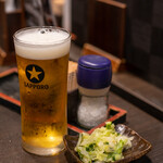 Shitamachitendonakimitsu - 2019.12 小生ビール（食べログクーポンで無料）サッポロ黒ラベル、紫蘇入りのキャベツ浅漬け（お通し）