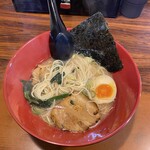 豚骨ラーメン 華香 香西店 - 豚骨醤油ラーメンの麺を出して見ました。
                                豚骨ラーメンだからか細麺です。ホウレン草が乗ってました。
                                