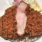 とんかつ檍 - 断面はピンク色、ジューシー脂身！！