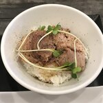 らぁ麺やまぐち - 柔らかいローストポークとタレの相性が良いミニローストポーク丼！