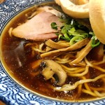 らーめん森や。 - 三ッ星醤油らーめん(はるゆたか中太麺、車麩5つトッピング)