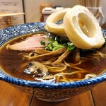 らーめん森や。 - 三ッ星醤油らーめん(はるゆたか中太麺、車麩5つトッピング)