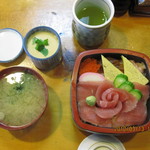 すしたつ美 - マグロ丼　1000円