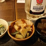 うどん酒場 麦ぼうず - おばんざいの盛り合わせ
            小松菜の胡麻和え・ナスと焼きねぎの揚げ浸し・こんにゃくの辛甘煮