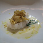 レフェルヴェソンス - 冬、枯葉、雪～甘鯛のロティと菊芋のクリスプ、春菊、骨の出汁のアラクレームと山椒オイル