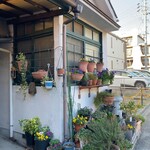 シャレード - 店舗兼住宅でしょうかお花も綺麗ですが、窓の作りがエレガント。