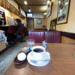シャレード - 年季の入った店内