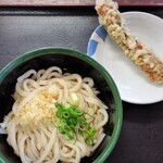 山下うどん - ぶっかけうどん（小）と、ちくわ天。うどんも美味しかったですが、ちくわ天も美味しいです。