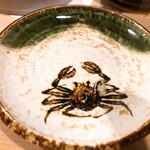 うを徳 - かにを盛り付けたお皿には蟹で絵付けした皿を使用、粋ですね！