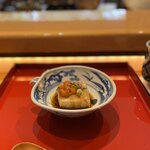 一心鮨 光洋 - お摘み〜生雲丹のせ、揚げゴマ豆腐、紫蘇の穗ちらし