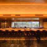 一心鮨 光洋 - カウンター席の全景。かなりゆったりした作り。