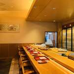 一心鮨 光洋 - 広いカウンター席。