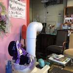 サリサリカリー - 内観。お人形さん居ます。